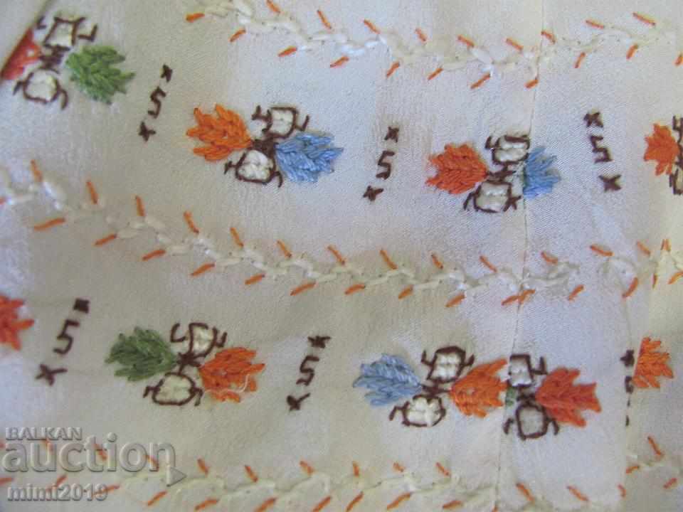 Delivery of Old Silk Folk Art Ladies Blouse