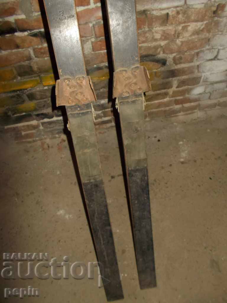 Schi de lemn vechi cu preț 190.00 BGN | € 97.15