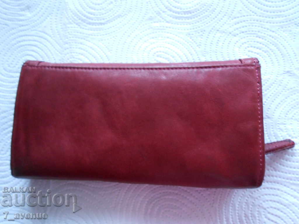 Wallet made of natural leather, beautiful, comfortable, well-preserved with price 23.00 BGN | € 11.76 Wallet made of natural leather, beautiful, comfortable, well-preserved with price 23.00 BGN | € 11.76