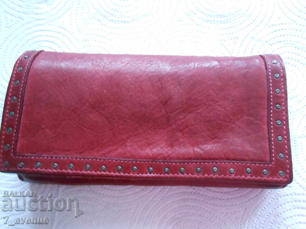 Wallet made of natural leather, beautiful, comfortable, well-preserved Wallet made of natural leather, beautiful, comfortable, well-preserved