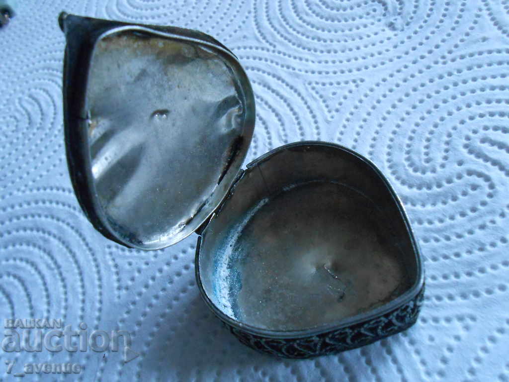 Auction  Old jewelry box or small items with natural stones