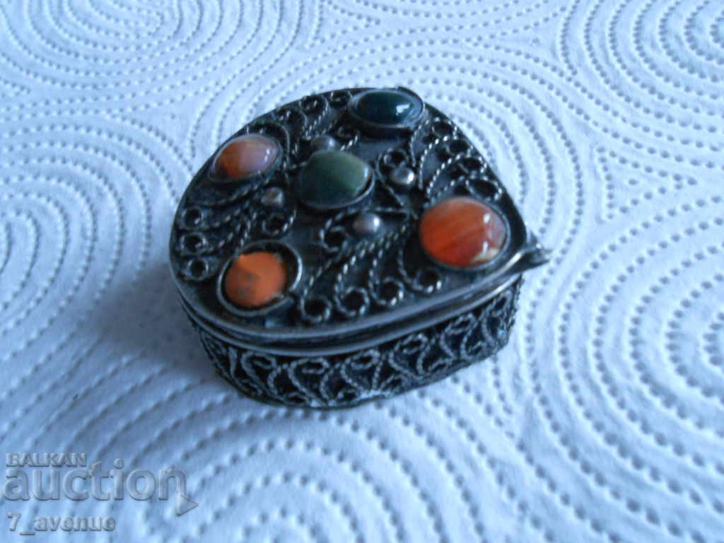 Cutie veche de bijuterii sau articole mici mănâncă. piatră