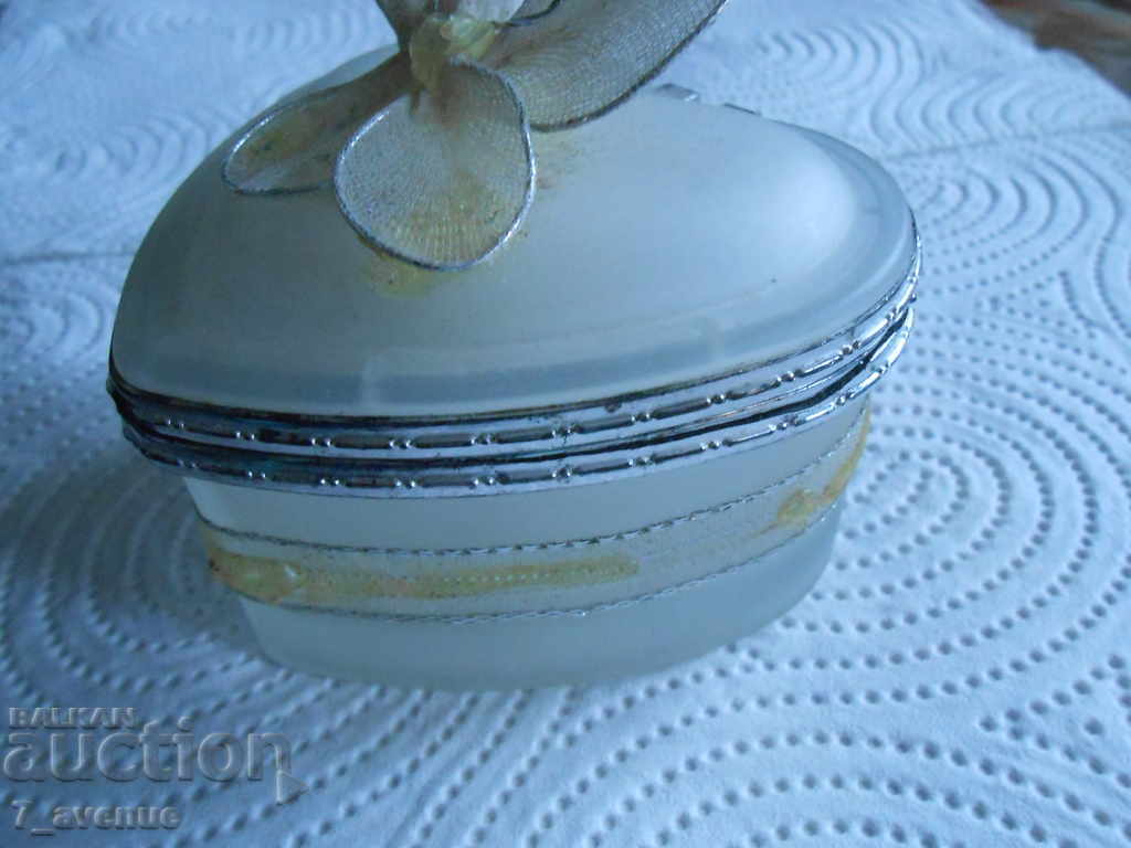 Auction  Old jewelry box or small items