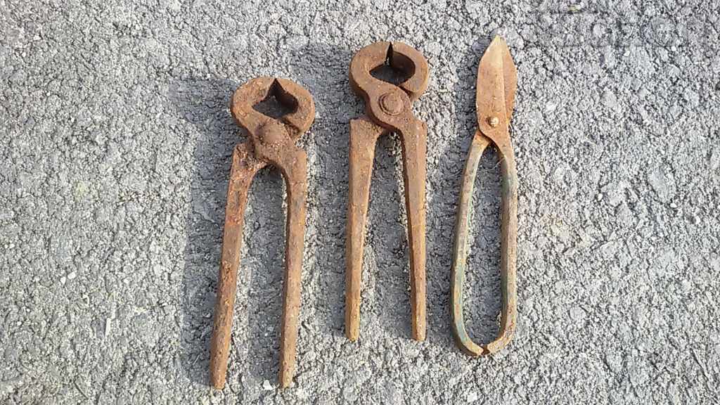 lot of old small pliers and scissors with price 21.00 BGN | € 10.74 lot of old small pliers and scissors with price 21.00 BGN | € 10.74