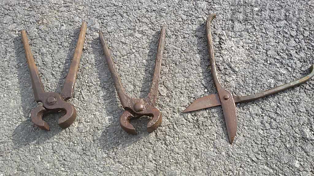 Delivery of lot of old small pliers and scissors Delivery of lot of old small pliers and scissors