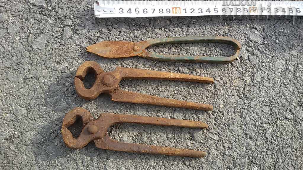 lot of old small pliers and scissors