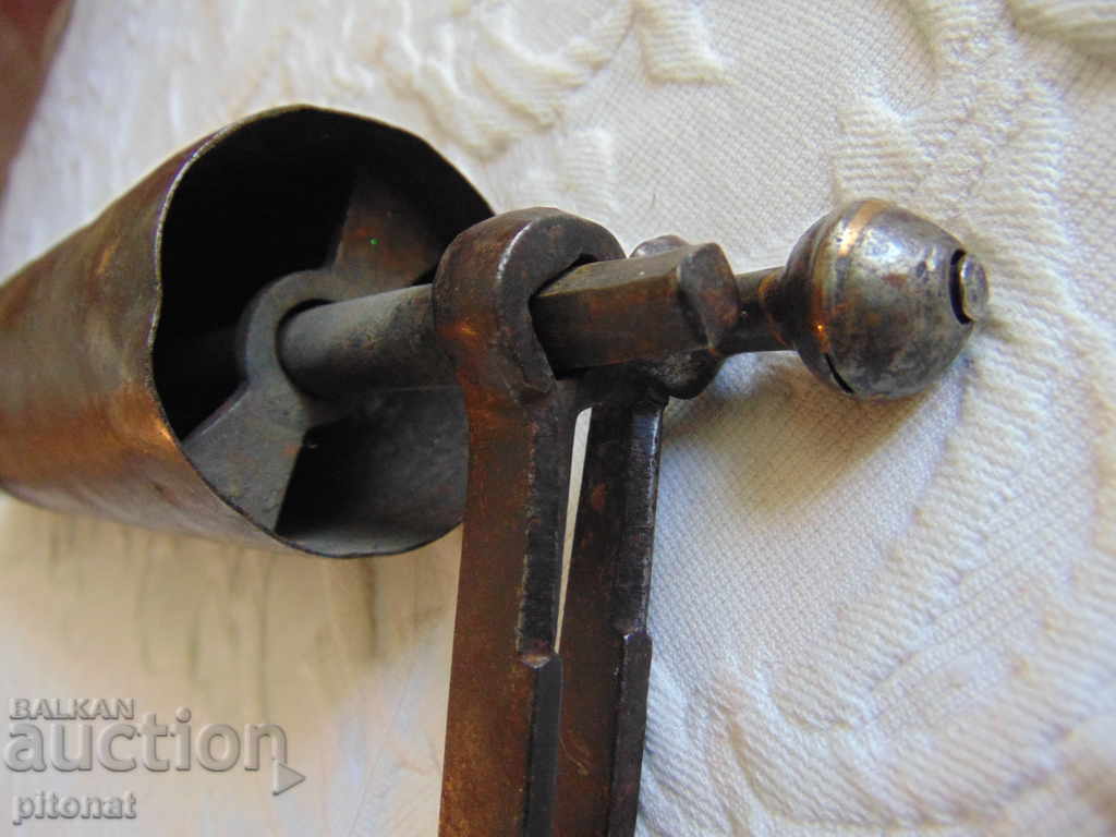 Ένα αυθεντικό παλιό πλαστό μύλο με τιμή 35.00 BGN | € 17.90 Ένα αυθεντικό παλιό πλαστό μύλο με τιμή 35.00 BGN | € 17.90