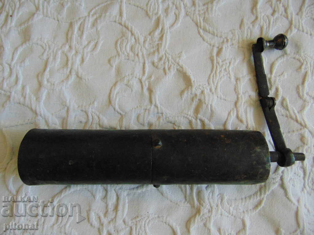 Autentică moară veche din fier forjat Autentică moară veche din fier forjat