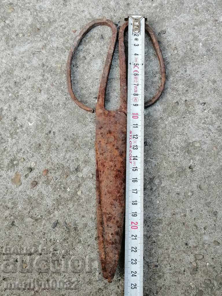 Auction  Renaissance forged scissors, wrought iron