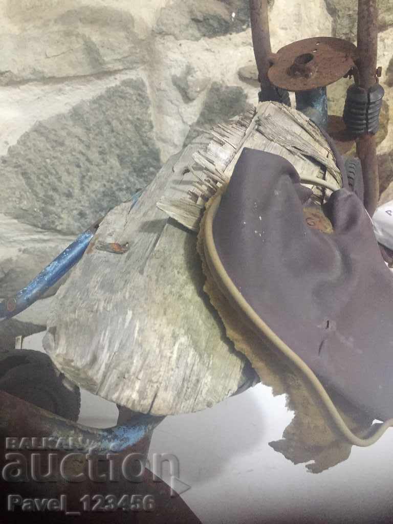 Παράδοση πολύ παλιό παιδικό τιμόνι με σημειώσεις Παράδοση πολύ παλιό παιδικό τιμόνι με σημειώσεις