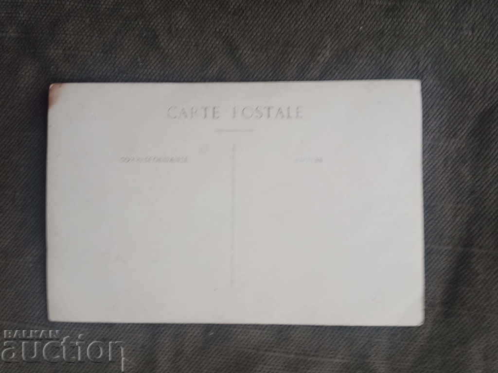 În fața monumentului/ probabil Primul Război Mondial cu preț 20.00 BGN | € 10.23 În fața monumentului/ probabil Primul Război Mondial cu preț 20.00 BGN | € 10.23