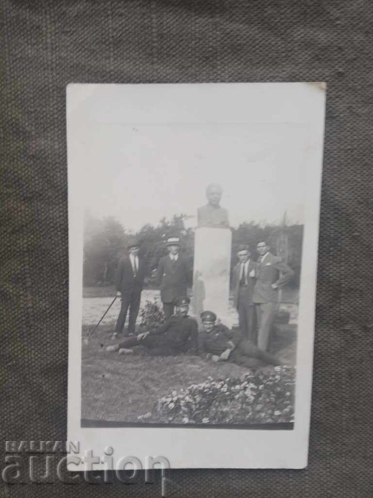 În fața monumentului/ probabil Primul Război Mondial În fața monumentului/ probabil Primul Război Mondial