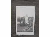 Προ του μνημείου/ πιθανώς Α' Παγκοσμίου Πολέμου