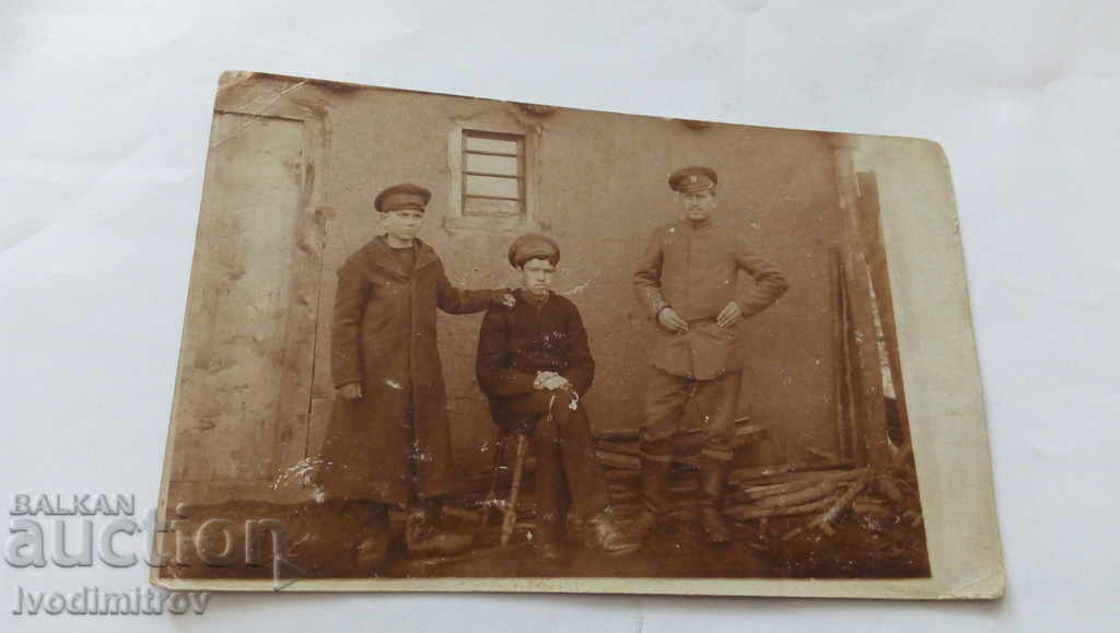 Пощенска картичка Две момчета на гости при баща си на фронта