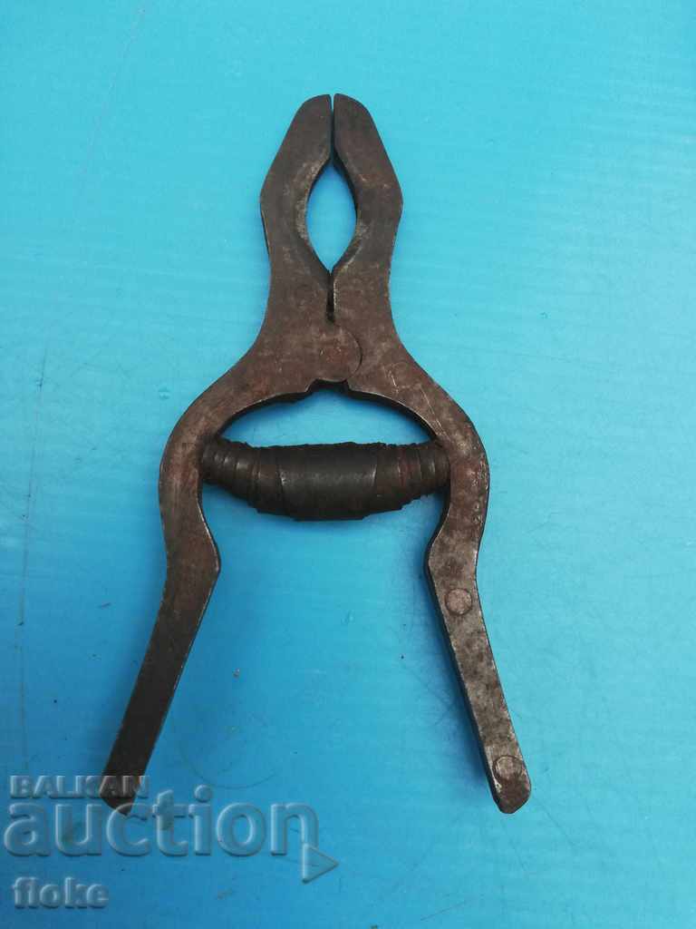 Old pliers with price 6.00 BGN | € 3.07 Old pliers with price 6.00 BGN | € 3.07