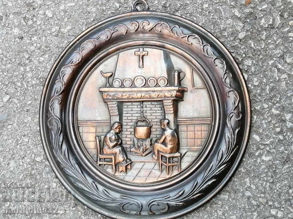 Livrarea Un panou de perete vechi din cupru