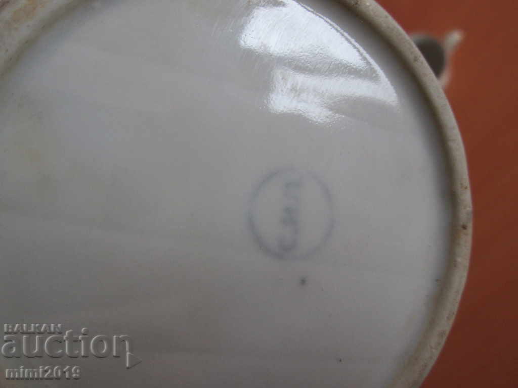 Delivery of 2-cup porcelain jug marked Delivery of 2-cup porcelain jug marked