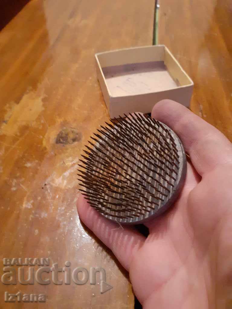 Stand vechi, suport pentru flori cu preț 18.00 BGN | € 9.20 Stand vechi, suport pentru flori cu preț 18.00 BGN | € 9.20