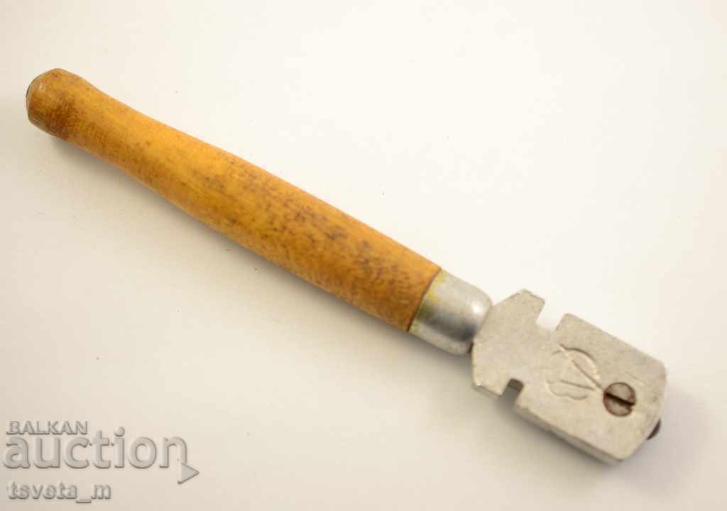 An old glass cutting diamond with price 3.00 BGN | € 1.53 An old glass cutting diamond with price 3.00 BGN | € 1.53