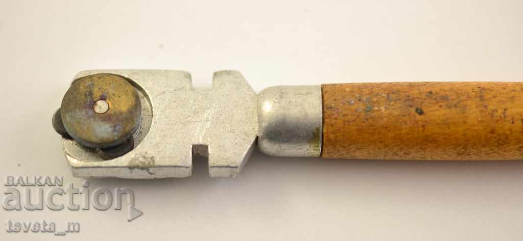 Auction An old glass cutting diamond Auction An old glass cutting diamond