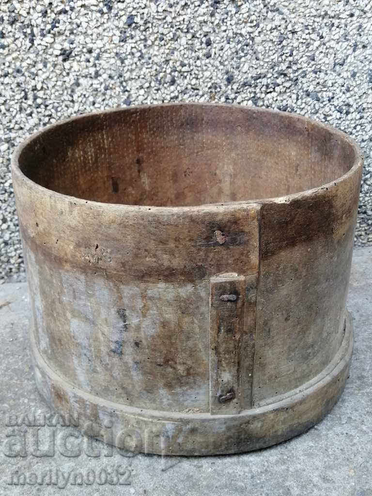 Veche căldare pentru cereale, șinică, găleată, lemn cu preț 63.00 BGN | € 32.21