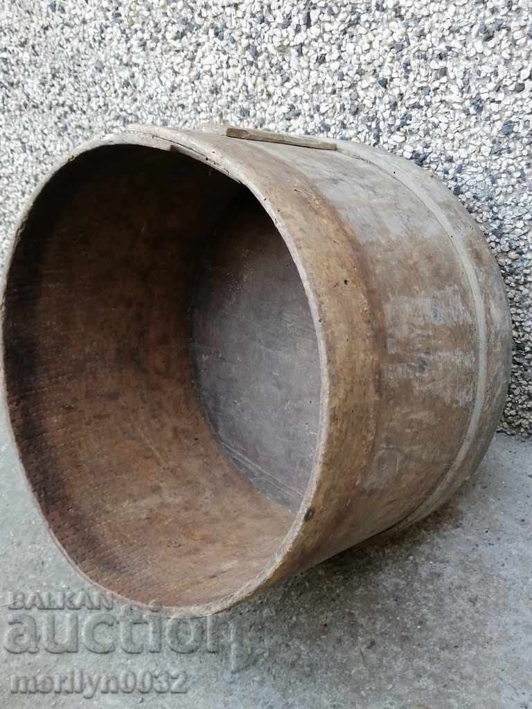 Veche căldare pentru cereale, șinică, găleată, lemn