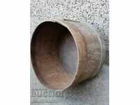 Veche căldare pentru cereale, șinică, găleată, lemn