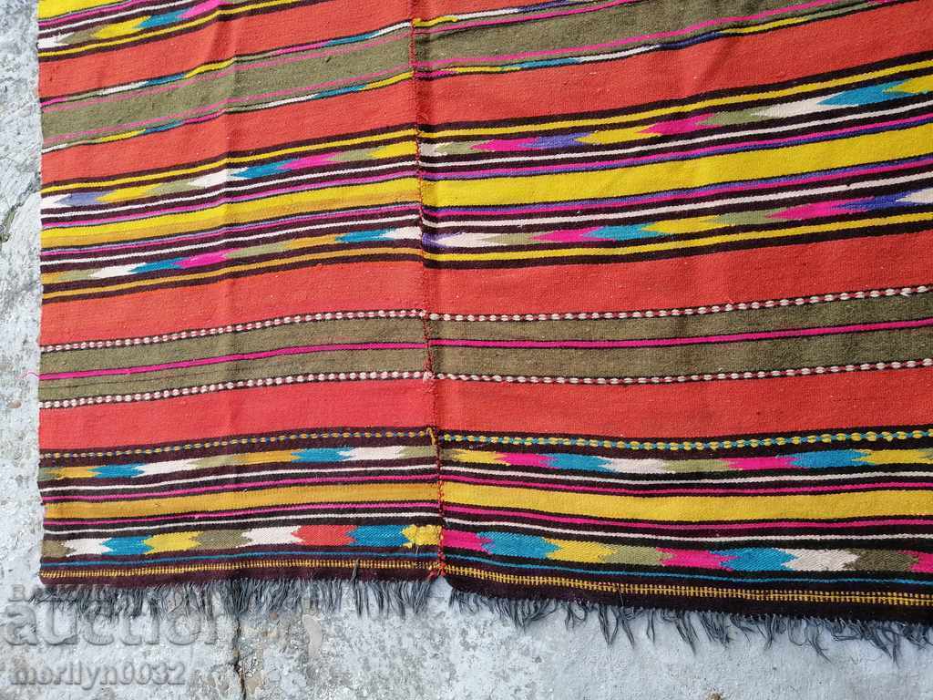 Covor țesut manual, vechi de 140 de ani, din zestrea de mireasă cu preț 235.00 BGN | € 120.15 Covor țesut manual, vechi de 140 de ani, din zestrea de mireasă cu preț 235.00 BGN | € 120.15