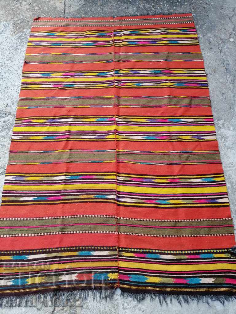 Covor țesut manual, vechi de 140 de ani, din zestrea de mireasă Covor țesut manual, vechi de 140 de ani, din zestrea de mireasă