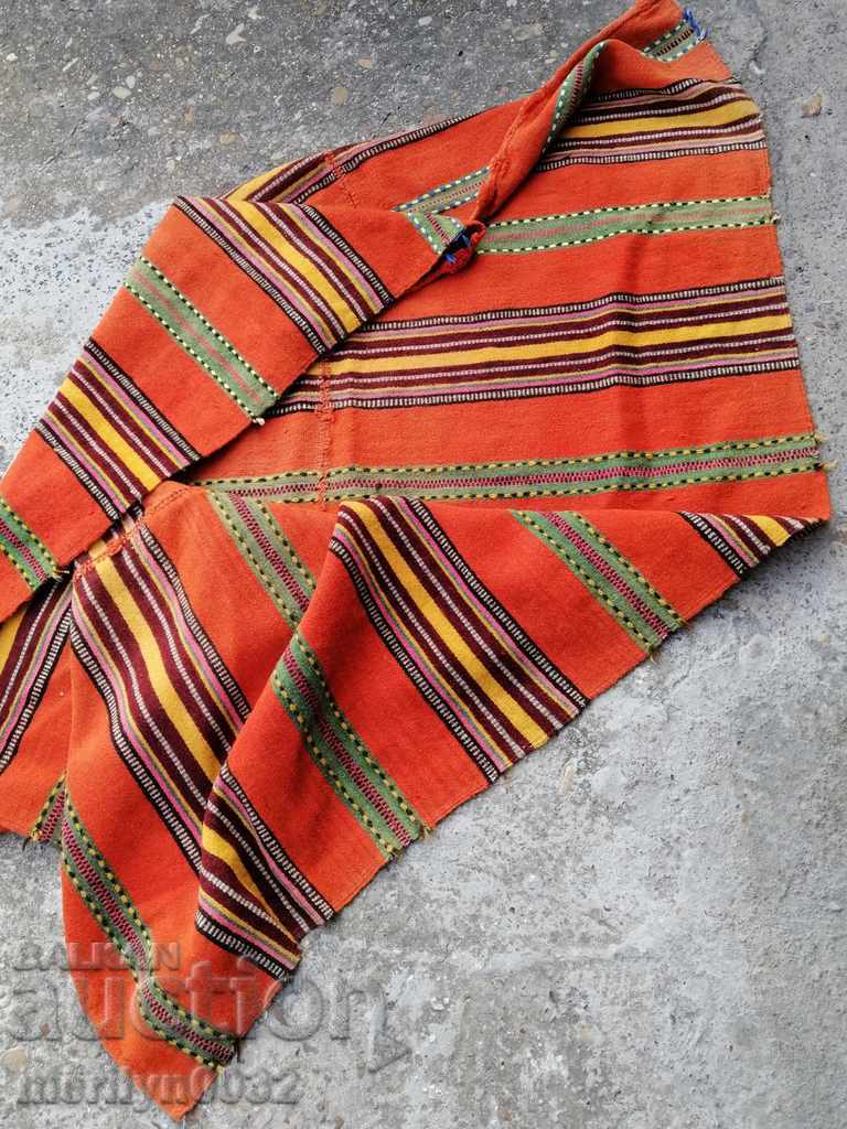 Delivery of Hand-woven 140-year-old rug is made of bedding Delivery of Hand-woven 140-year-old rug is made of bedding