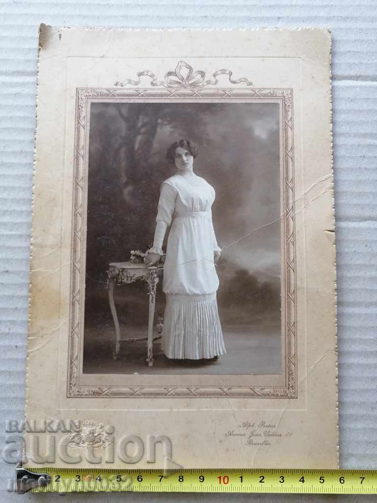 Delivery of Old cardboard picture photography portrait