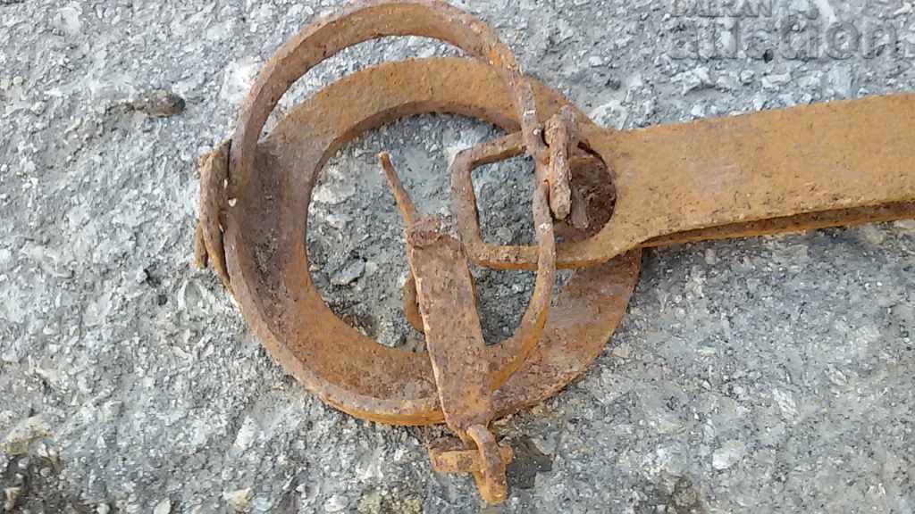 antique primitive small forged trap for white gold WORKING