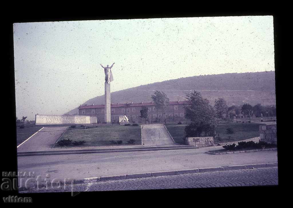 Το Shumen της δεκαετίας του '60 σμίγει το σοσιαλιστικό μνημείο νοσταλγίας