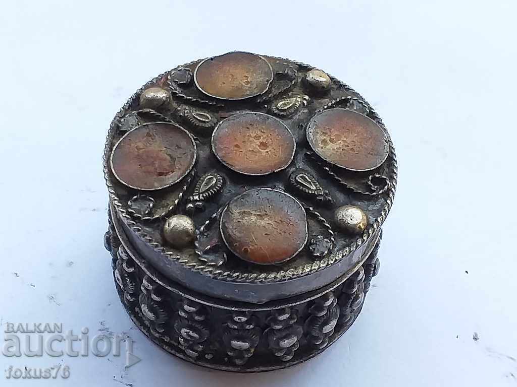 Auction BEAUTIFUL LITTLE VELVET BOX Auction BEAUTIFUL LITTLE VELVET BOX