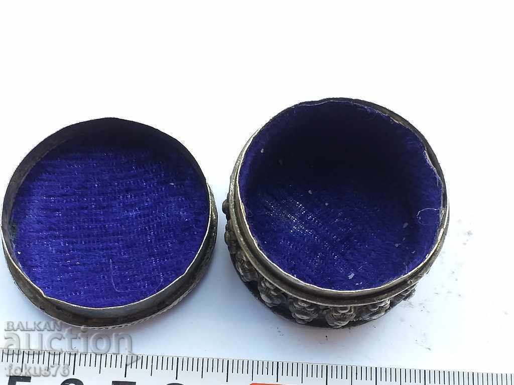 BEAUTIFUL LITTLE VELVET BOX - 6 BEAUTIFUL LITTLE VELVET BOX - 6