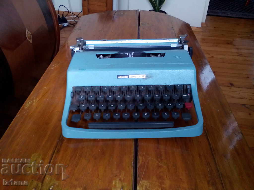 Mașina de scris Old Olivetti Ivrea