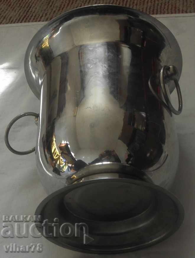 Δημοπρασία Κάδους για τη σαμπάνια Δημοπρασία Κάδους για τη σαμπάνια