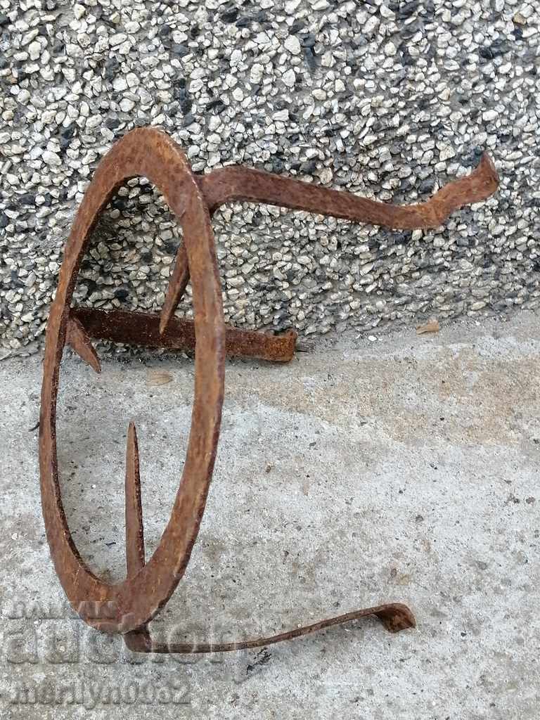 Μια αντίκα σφυρηλατημένη εστία αιθάλης στη σχάρα πυροφυτευμένη σφυρήλατο σίδερο με τιμή 34.00 BGN | € 17.38 Μια αντίκα σφυρηλατημένη εστία αιθάλης στη σχάρα πυροφυτευμένη σφυρήλατο σίδερο με τιμή 34.00 BGN | € 17.38