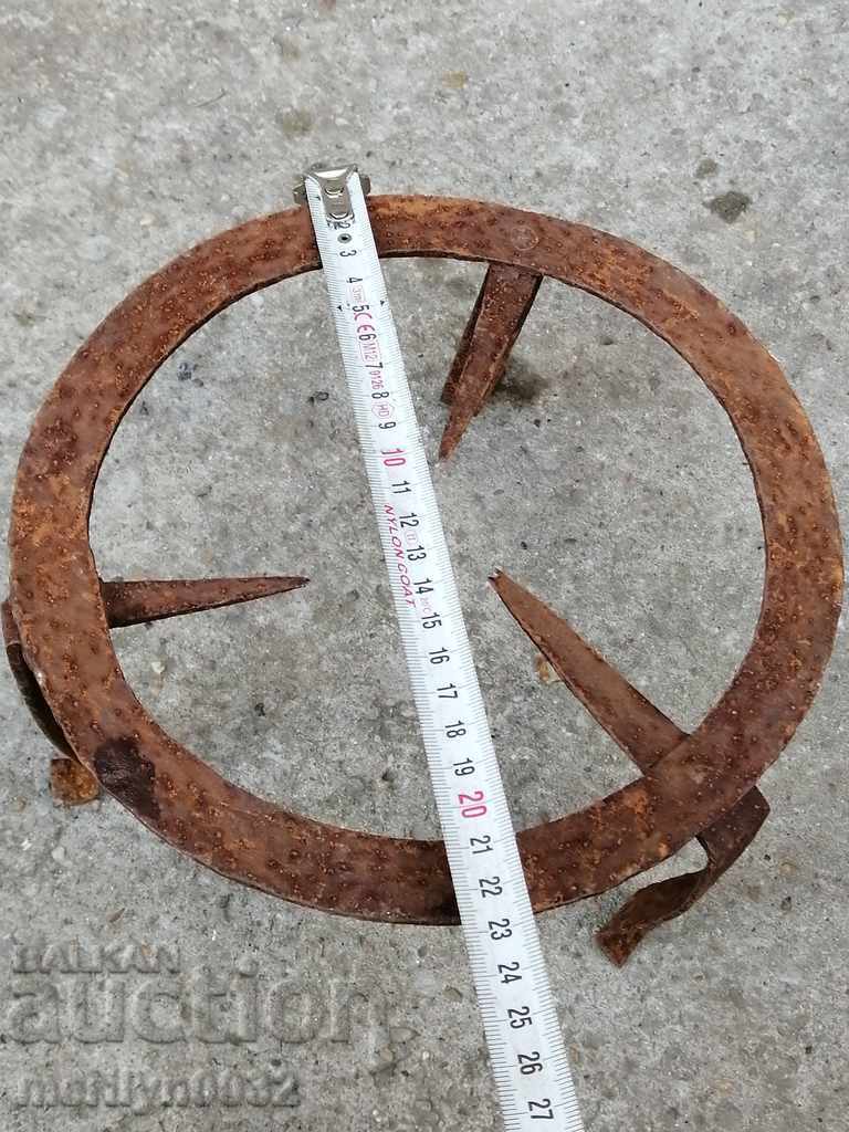 Παράδοση Μια αντίκα σφυρηλατημένη εστία αιθάλης στη σχάρα πυροφυτευμένη σφυρήλατο σίδερο Παράδοση Μια αντίκα σφυρηλατημένη εστία αιθάλης στη σχάρα πυροφυτευμένη σφυρήλατο σίδερο