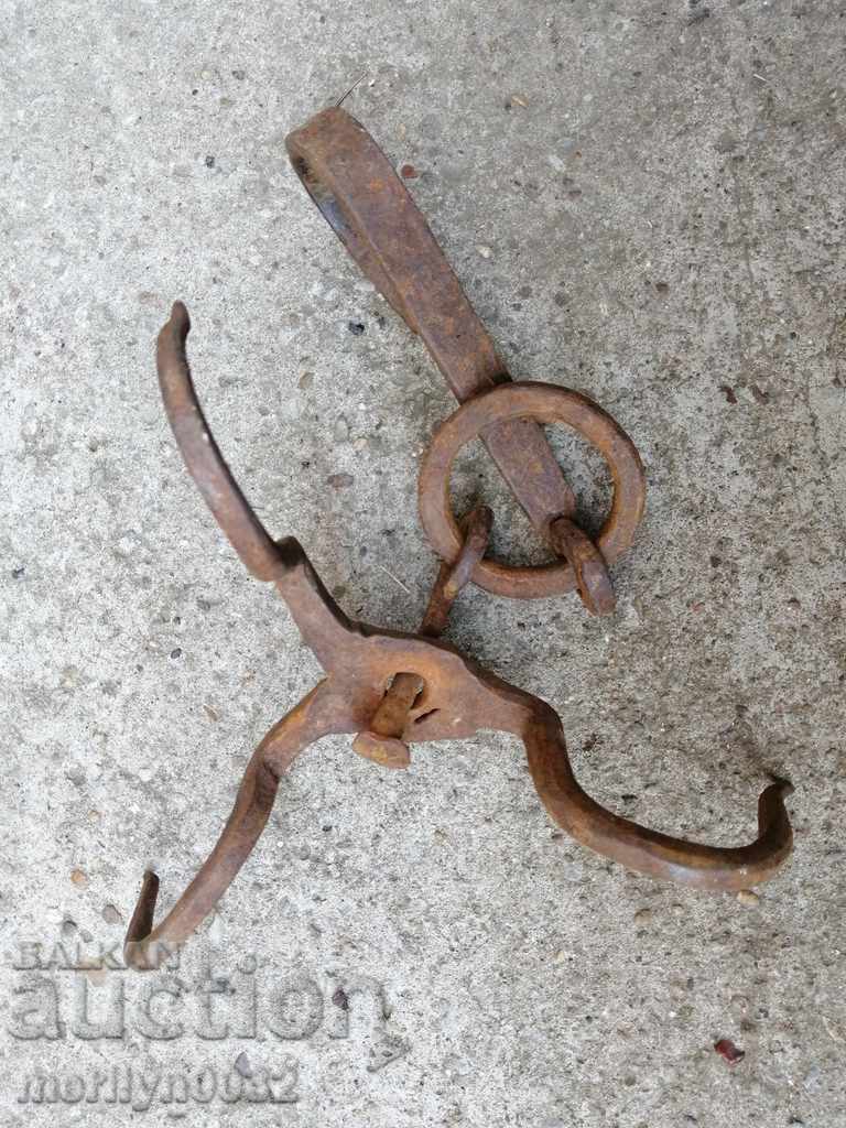 Delivery of An antique forging hook, triple harness Delivery of An antique forging hook, triple harness