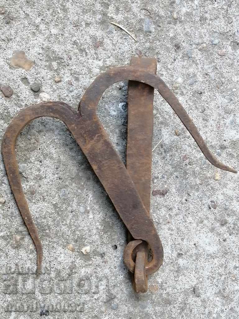Auction An old forged scraping hook, double twin Auction An old forged scraping hook, double twin