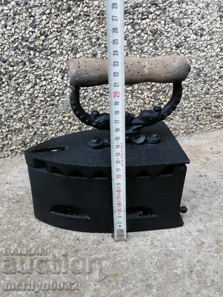 Παράδοση Παλιά σιδήρου στην πυρκαγιά Παράδοση Παλιά σιδήρου στην πυρκαγιά