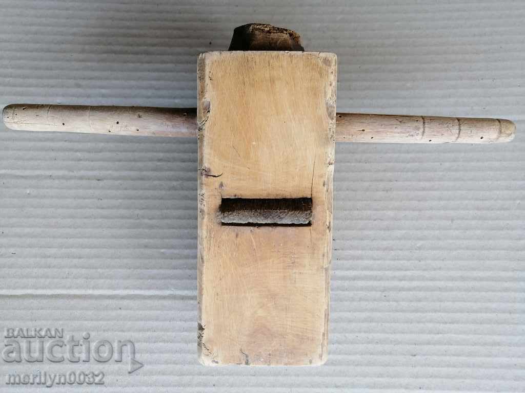 Auction An old carving grater Auction An old carving grater