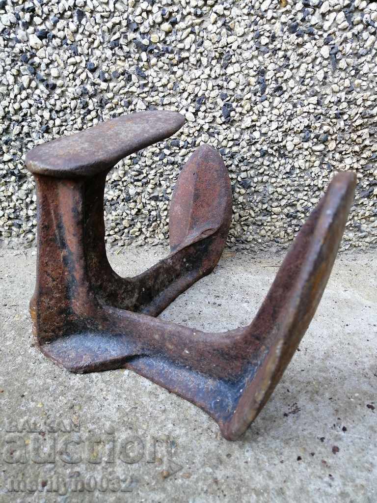 Παλιό σιδερένιο αμόνι τσαγκάρη, σφυρήλατο με τιμή 56.00 BGN | € 28.63 Παλιό σιδερένιο αμόνι τσαγκάρη, σφυρήλατο με τιμή 56.00 BGN | € 28.63