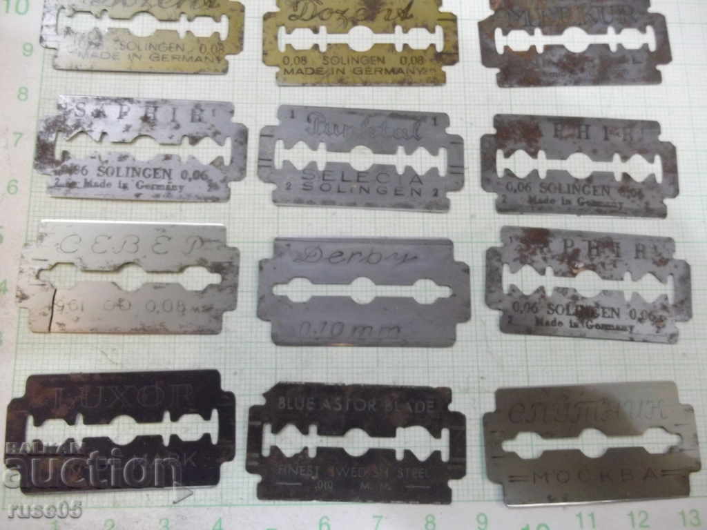 Livrarea O mulțime de lame de ras vechi Livrarea O mulțime de lame de ras vechi