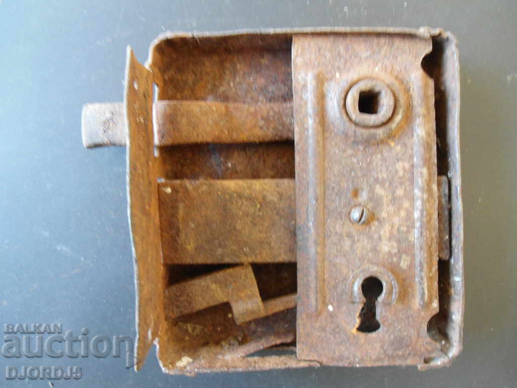 Old lock with price 2.00 BGN | € 1.02 Old lock with price 2.00 BGN | € 1.02
