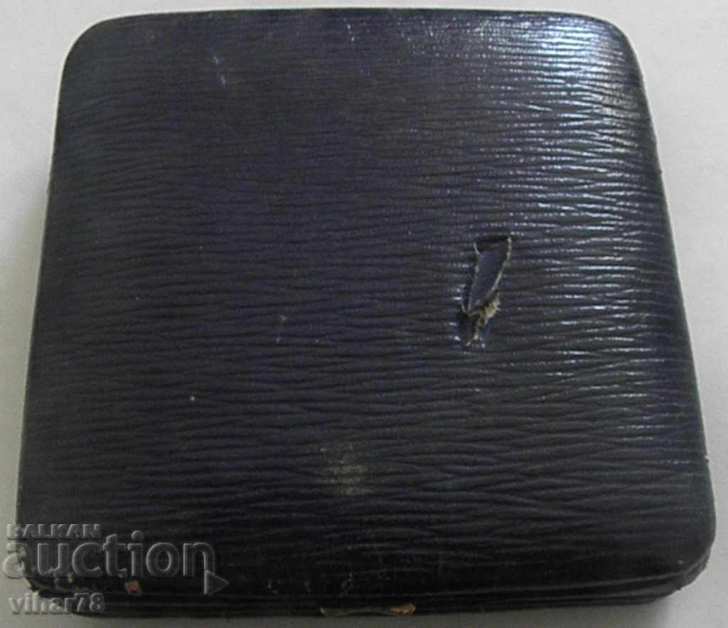 UN CEAS TURISTIC MILITAR ENORM, DE 8 ZILE cu preț € 299.99 | 586.73 BGN UN CEAS TURISTIC MILITAR ENORM, DE 8 ZILE cu preț € 299.99 | 586.73 BGN