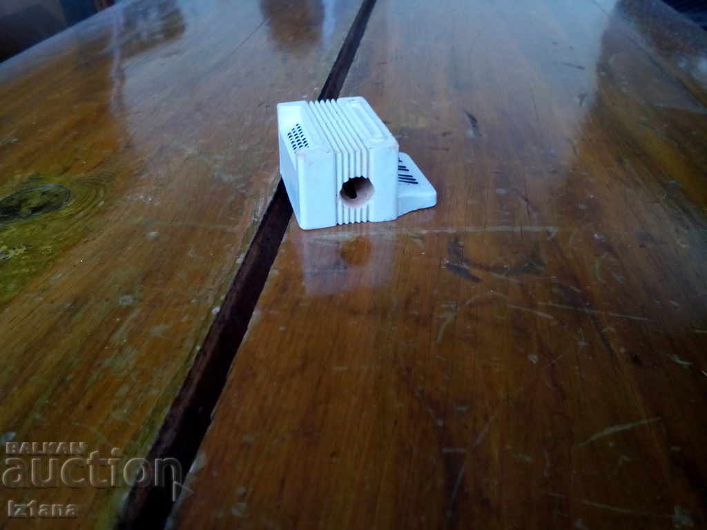 Стара острилка с цена 5.00 лв. | € 2.56 Стара острилка с цена 5.00 лв. | € 2.56