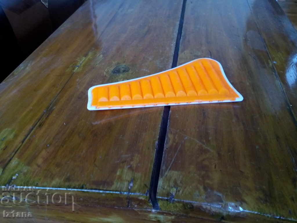 Ένα παλιό παιχνίδι, ένα μουσικό όργανο με τιμή 15.00 BGN | € 7.67 Ένα παλιό παιχνίδι, ένα μουσικό όργανο με τιμή 15.00 BGN | € 7.67