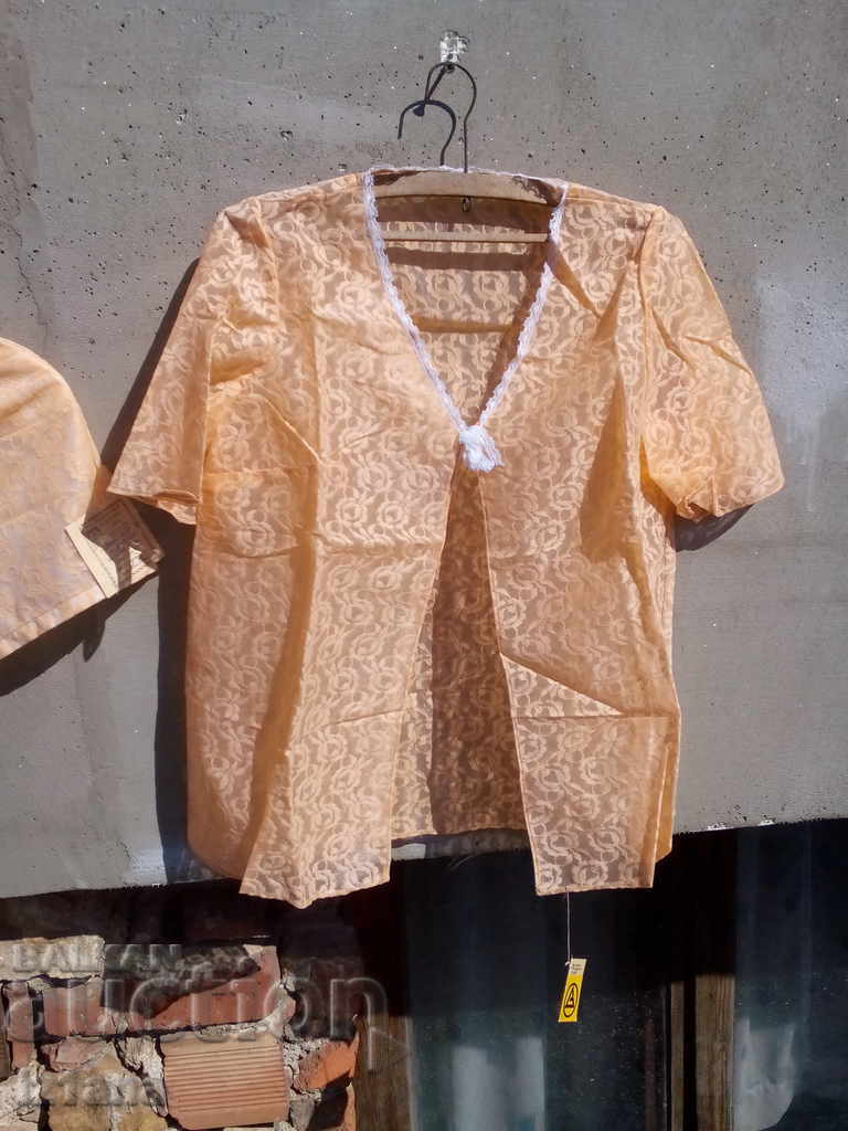 Rochie veche de casă, pantaloni scurți cu preț 70.00 BGN | € 35.79